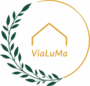 ViaLuMa Logo mit grünem Zweig und goldenem Haus – Praxis für Heilpädagogik, systemische Beratung und Familienbegleitung in Karlsruhe