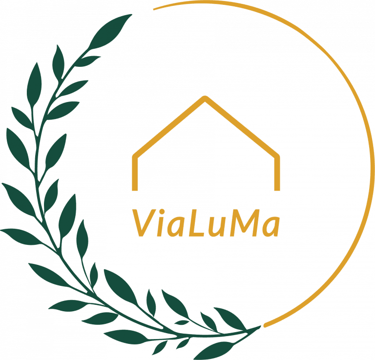 ViaLuMa Logo mit grünem Zweig und goldenem Haus – Praxis für Heilpädagogik, systemische Beratung und Familienbegleitung in Karlsruhe