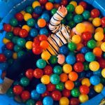 Kind spielt im Bällebad – heilpädagogische Frühförderung mit Spiel und Freude in Karlsruhe