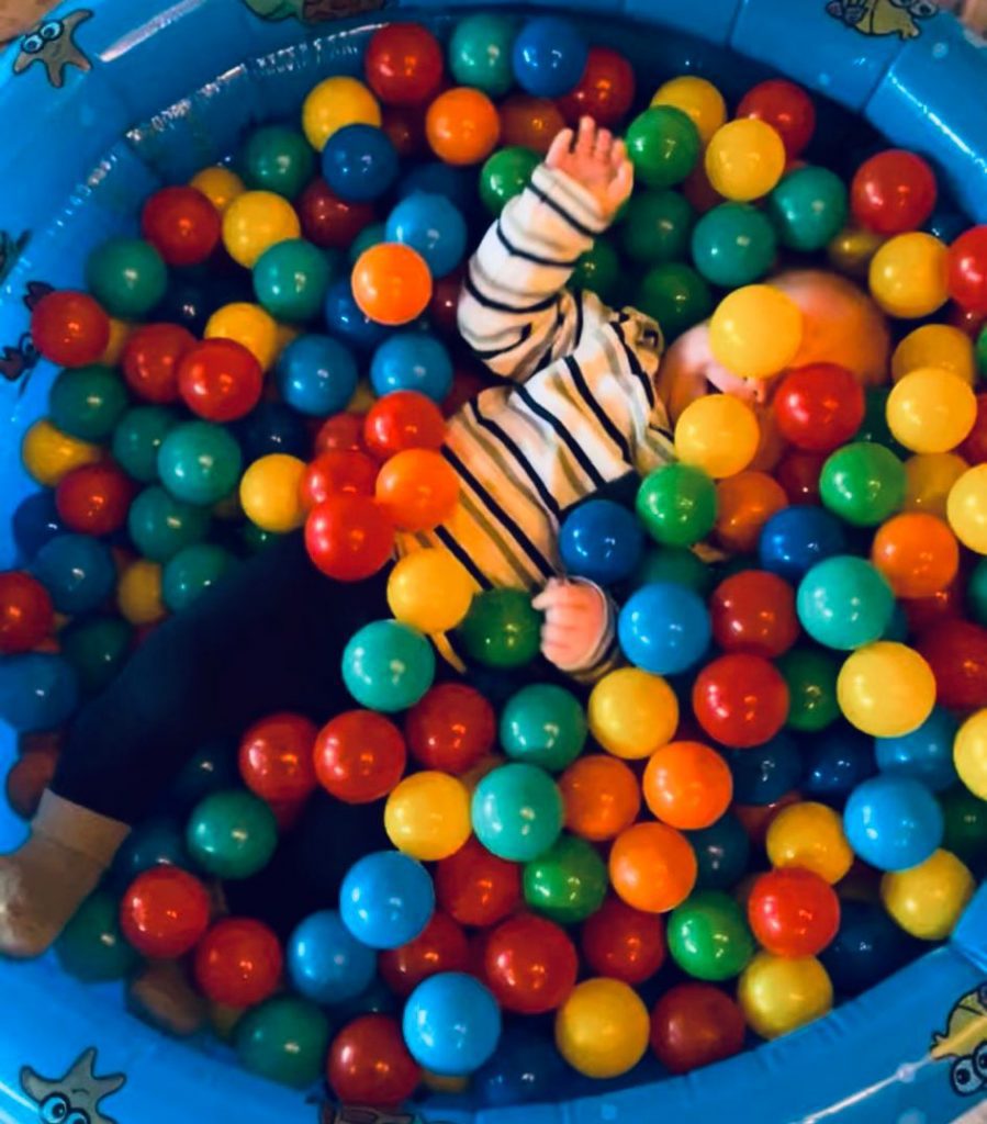 Kind spielt im Bällebad – heilpädagogische Frühförderung mit Spiel und Freude in Karlsruhe