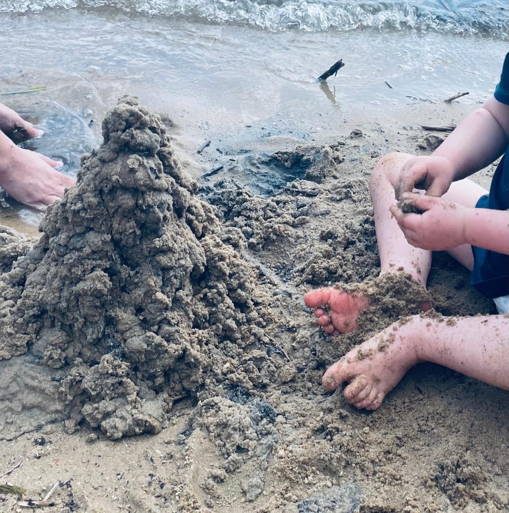 Kinder bauen gemeinsam im Sand – Familienkurse und Psychomotorik-Gruppen in Karlsruhe